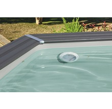 Detailansicht eines Schwimmbeckens mit Wasseroberfläche und seitlicher Abdeckung
