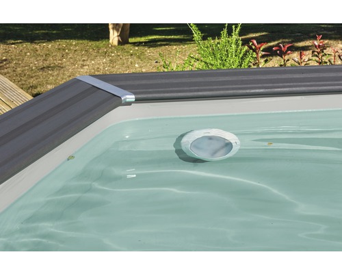 Detailansicht eines Schwimmbeckens mit Wasseroberfläche und seitlicher Abdeckung