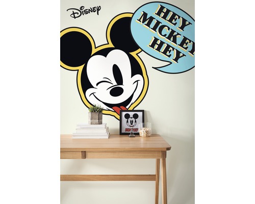 Dekoriertes Kinderzimmer mit Disney Mickey Mouse Wandtattoo über einem Schreibtisch