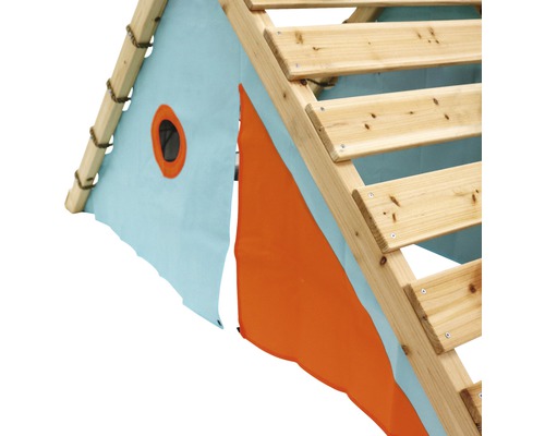 Detailansicht eines Spielturms mit Holzrahmen und Stoffverkleidung