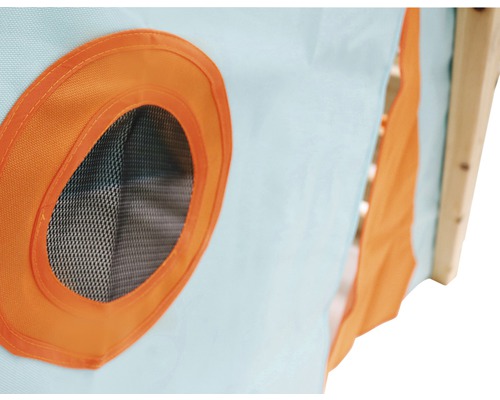 Detailansicht eines Spielhausfensters mit Netz