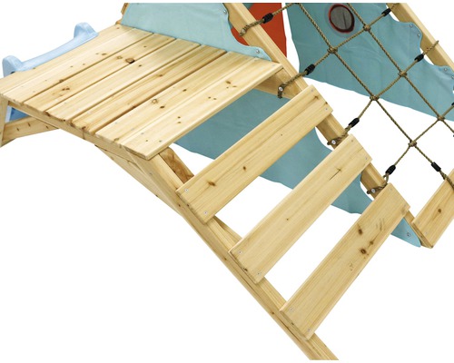 Detailansicht eines Spielturms aus Holz mit Kletternetz und Plattform