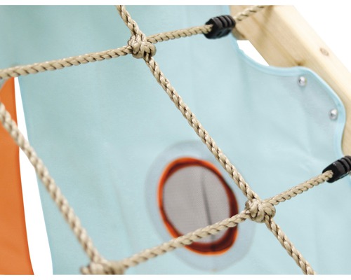 Detailansicht eines Spielturms mit Kletternetz und Stoffelementen