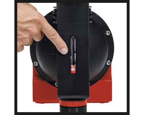 Detailaufnahme einer Hauswasserwerk-Pumpe mit Füllstandsanzeige und Finger, der auf die Anzeige deutet.