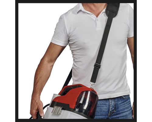 Mann mit Rückensprühgerät mit Tragegurt