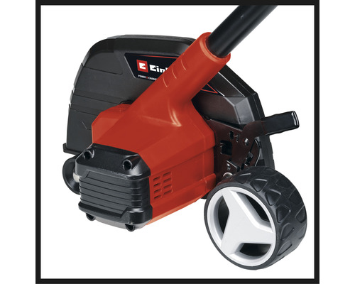 Detailansicht eines Rasenlüfters mit Rädern