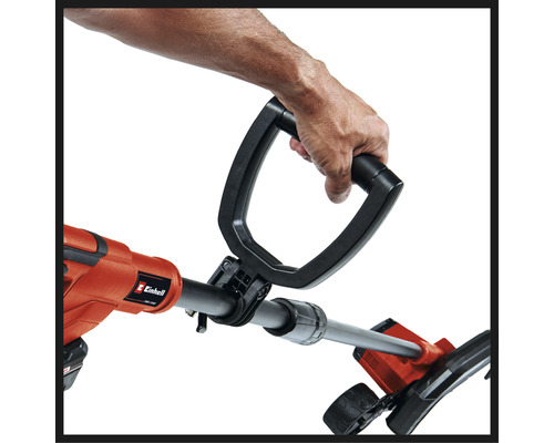 Detailaufnahme eines Rasentrimmers mit Hand am Griff