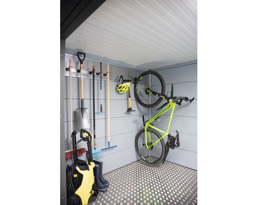 Geräteschuppen Inneneinrichtung mit Fahrrad, Gartengeräten und Hochdruckreiniger