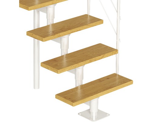 Detailaufnahme einer Wendeltreppe mit Holzstufen und weißem Geländer.