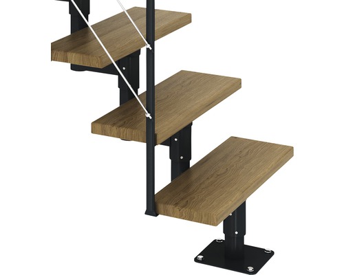 Detailansicht einer Raumspartreppe mit Holzstufen und Metallgeländer