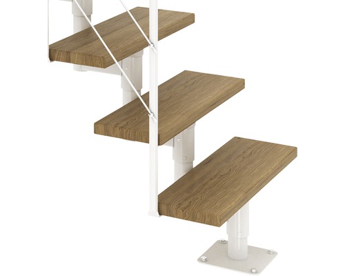 Detailaufnahme einer Spindeltreppe mit Holzstufen und weißem Geländer