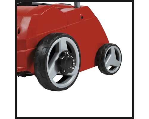 Detailansicht eines Rasenlüfters mit Rädern und Tiefeneinstellung