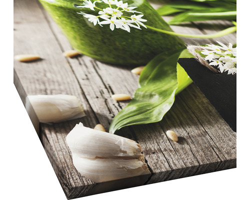 Dekoratives Wandbild mit Bärlauchmotiven auf Holz