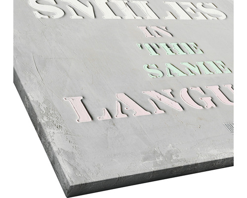 "Dekoschild mit dem Spruch ""Smiles in the same language"""