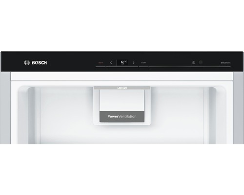 Innenansicht eines Kühlschranks mit Bosch Logo, LED-Licht und PowerVentilation.