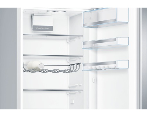 Innenansicht eines Kühlschranks mit Regalen und Flaschenhalter