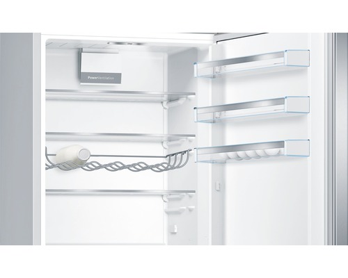 Innenansicht eines Kühlschranks mit Regalen, Flaschenhalter und Eierablage