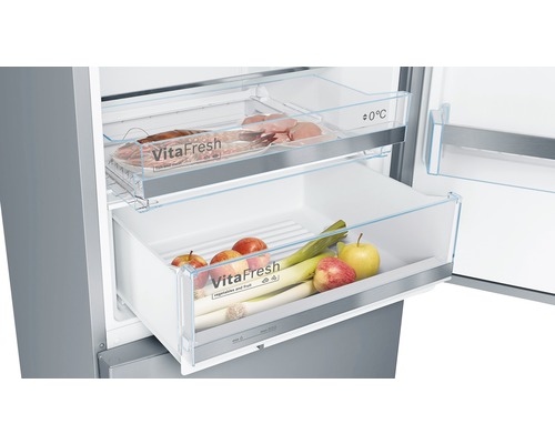 Innenansicht eines Kühlschranks mit VitaFresh-Schubladen gefüllt mit Lebensmitteln.