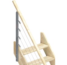 Treppe mit Geländer aus Holz und Stahlseilen