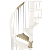 Detail einer Holzwendeltreppe mit Geländer