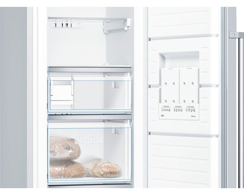 Innenansicht eines Kühlschranks mit Gefrierfach und BigBox