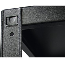 Detailansicht eines Metallregals mit Fachboden