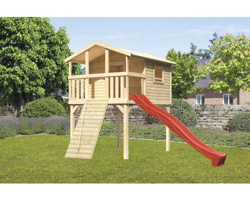 Spielhaus aus Holz mit Rutsche im Garten