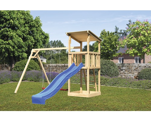 Spielturm mit Schaukel und Rutsche im Garten