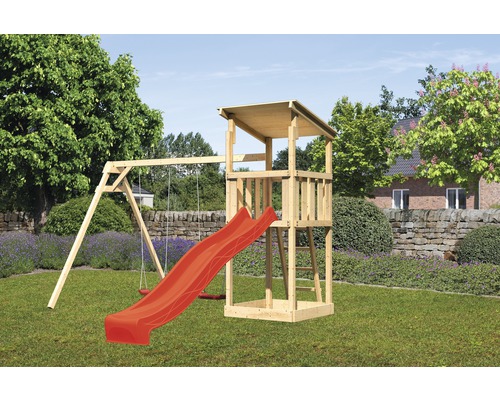 Holzspielturm mit Schaukel und Rutsche im Garten