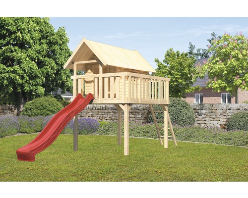 Spielturm mit Rutsche und Leiter im Garten