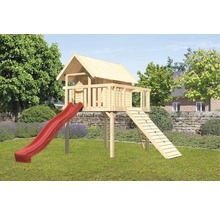 Spielturm mit Rutsche und Kletterrampe im Garten