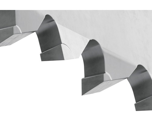 Detailaufnahme einer weißen, geschwungenen Mauerstruktur für den Außenbereich