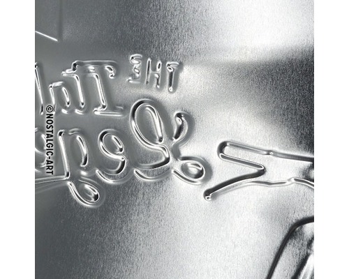 Detail einer geprägten Blechschildoberfläche mit Schriftzug