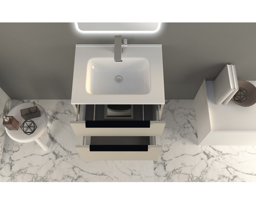 Ansicht von oben auf ein Waschbecken mit zwei offenen Schubladen und Dekorationsartikel im Badezimmer