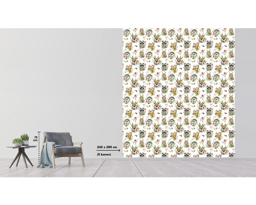 Vliestapete mit Tiermuster im Raum dargestellt, Abmessungen 243 x 280 cm