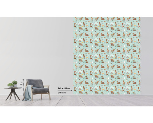 Raumszene mit Fototapete mit Tiermotiven, Sessel und Beistelltisch zur Dekoration eines Zimmers.