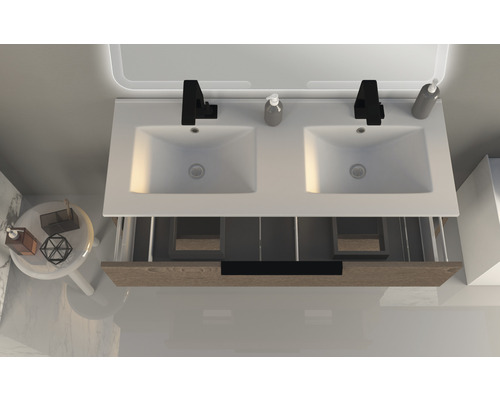Ansicht von oben eines Badezimmers mit Doppelwaschbecken und Holzschrank