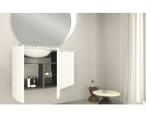 Badezimmer mit Spiegelschrank, Waschbecken und Badmöbeln