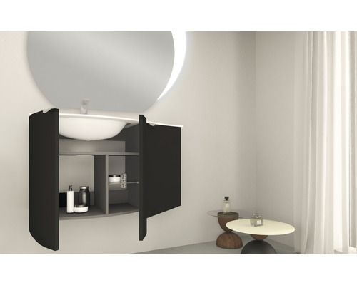 Badezimmer mit beleuchtetem Spiegel, Waschbecken und Unterschrank mit geöffneten Türen