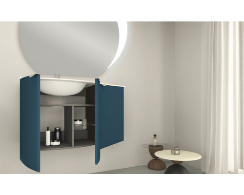 Modernes Badezimmer mit rundem Spiegel, Waschbecken und Unterschrank mit offenen Türen.