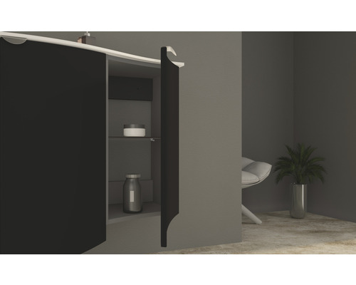 Badezimmer mit Waschbeckenunterschrank mit offener Tür und Stauraum