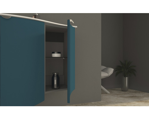 Badezimmerschrank mit offener Tür und Innenregalen