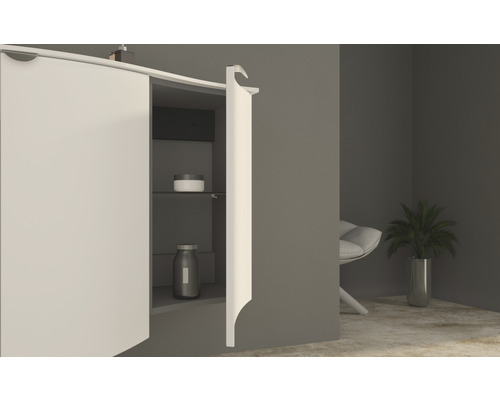 Badezimmer Szene mit offenem Badschrank zur Aufbewahrung von Badutensilien