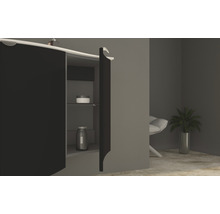 Badezimmer mit offenem Waschtischunterschrank zur Aufbewahrung von Badutensilien