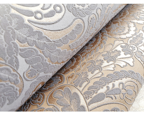 Tapetenrollen mit floralem Muster