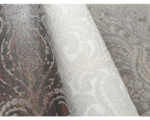 Drei Rollen Tapeten mit floralen und ornamentalen Mustern
