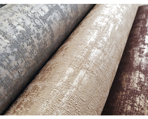 Nahaufnahme von Tapetenrollen mit strukturierten Mustern