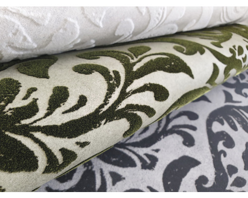 Nahaufnahme von Mustertapetenrollen mit floralen Motiven