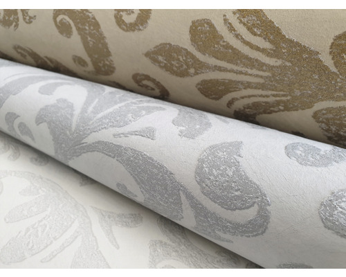 Tapetenrollen mit floralem Muster