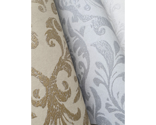 Nahaufnahme von Tapetenrollen mit floralem Muster